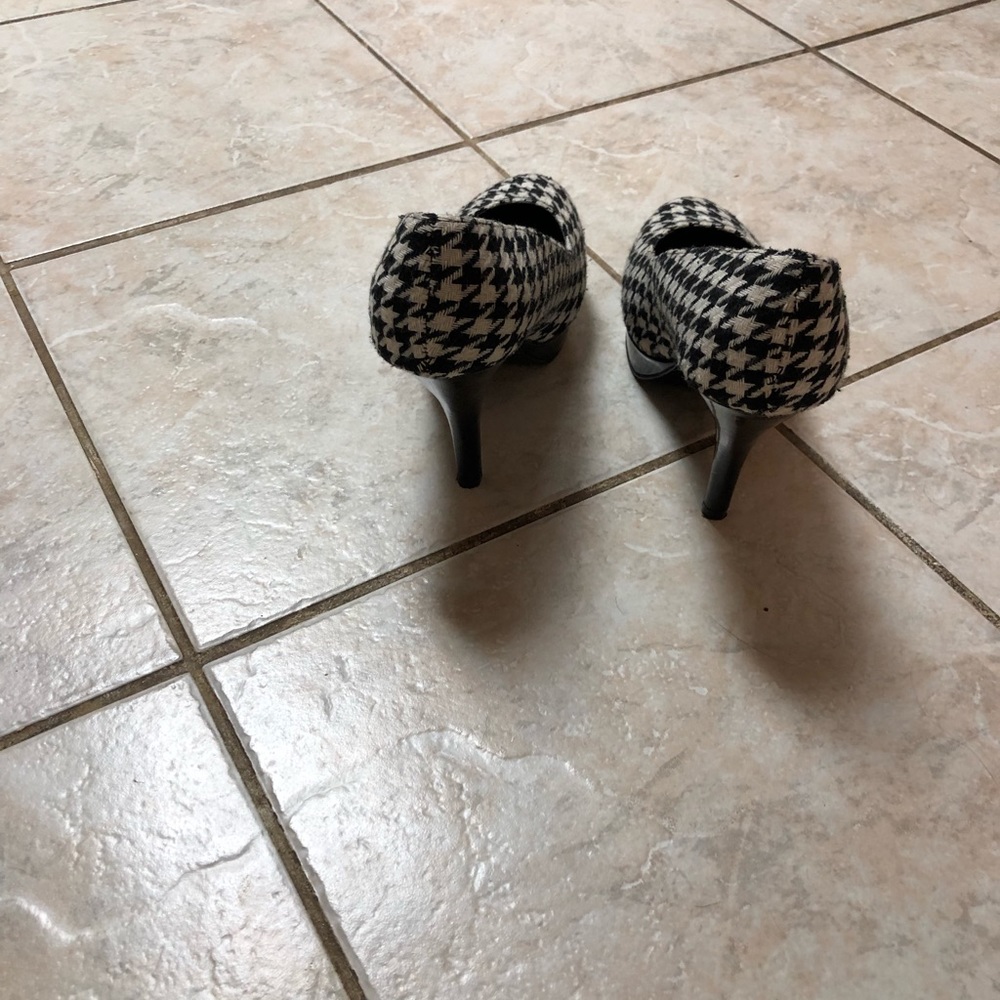 Shoes - Picture 5 of 6